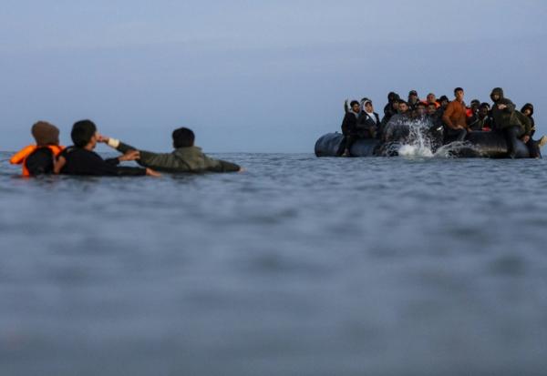 Des migrants essaient de monter à bord d'un "bateau-taxi" pour traverser la Manche le 19 septembre 2025 au large de la plage de Gravelines, dans le nord de la France