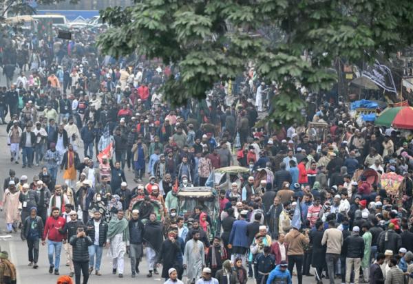 La foule arrive aux funérailles nationales de l'ancienne Première ministre du Bangladesh Khaleda Zia, le 31 décembre 2025 à Dacca