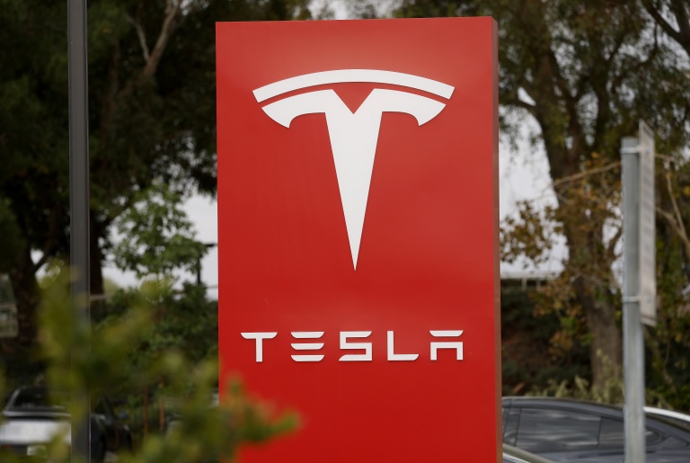 Une affiche placée devant une concession Tesla, le 21 octobre 2026 à Santa Clarita, aux Etats-Unis