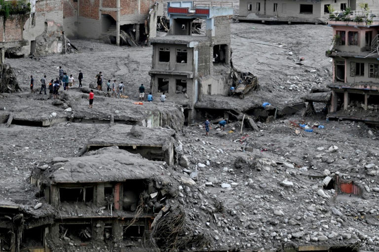 Des habitants parmi les décombres après la crue dévastatrice qui a ravagé leur ville de Nuwakot, au Népal, le 1er septembre 2026