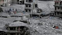 Des habitants parmi les décombres après la crue dévastatrice qui a ravagé leur ville de Nuwakot, au Népal, le 1er septembre 2026