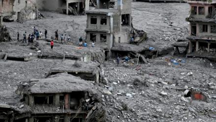 Des habitants parmi les décombres après la crue dévastatrice qui a ravagé leur ville de Nuwakot, au Népal, le 1er septembre 2026