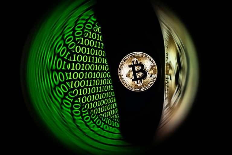 Le cours du bitcoin a été divisé par deux depuis le plus haut atteint en octobre dernier