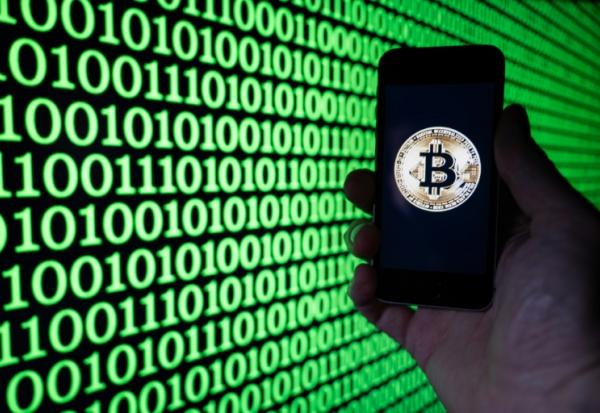 Le cours du bitcoin est passé sous la barre des 70.000 dollars pour la première fois depuis l'élection de Donald Trump en novembre 2024 qui avait propulsé la cryptomonnaie