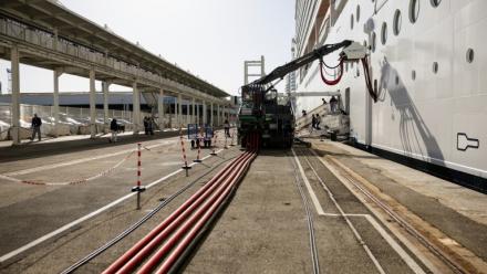 Le navire de croisière MSC World Europa connecté au réseau électrique dans le port de Marseille, le 11 avril 2026  