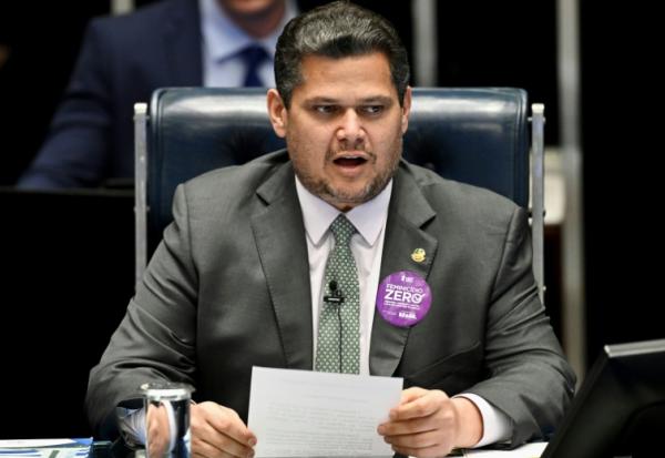 Le président du Sénat brésilien, Davi Alcolumbre, lors d'une session consacrée au vote sur l'approbation de l'accord de libre-échange entre le Mercosur et l'Union européenne, le 4 mars 2026 à Brasilia