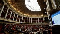 Les députés ont interrompu les débats sur la première partie du budget de l'Etat, et passeront dès mardi après-midi au budget de la Sécurité sociale, qui prévoit des économies massives mais a lui aussi très peu de chances de trouver une majorité
