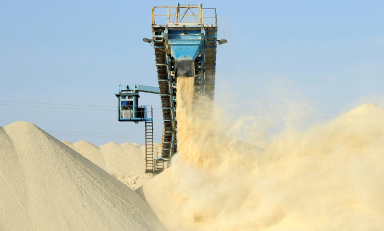 Du phosphate non traité déversé à l'extrémité d'un tapis roulant à l'usine Marca de l'OCP, près de Laâyoune, au Maroc, le 13 mai 2013