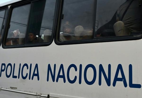 Des pêcheurs interpellés sont transportés dans un bus de la police nationale vers l'Unité de surveillance communautaire (UVC) depuis le port de Manta, en Équateur, le 4 septembre 2026