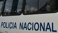 Des pêcheurs interpellés sont transportés dans un bus de la police nationale vers l'Unité de surveillance communautaire (UVC) depuis le port de Manta, en Équateur, le 4 septembre 2026