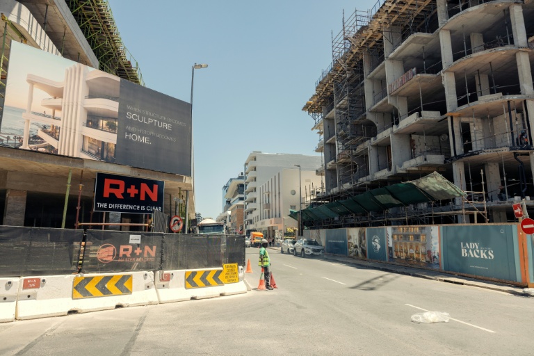 Une rue en construction à Sea Point au Cap le 18 décembre 2025