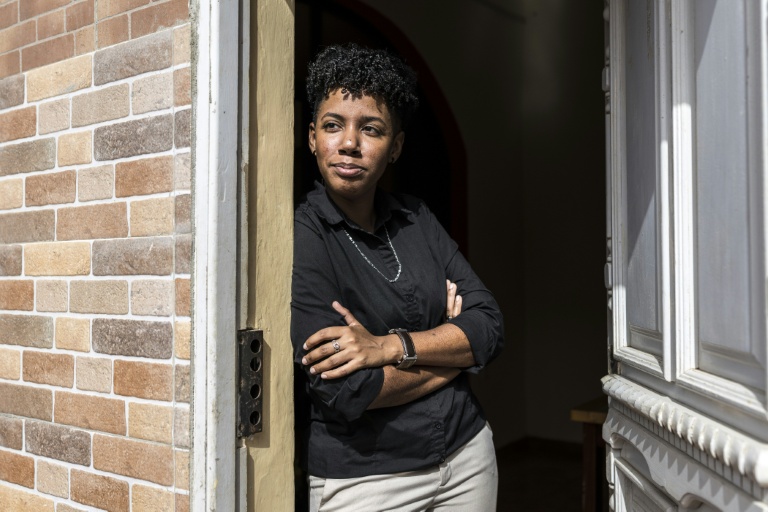 Janette de Graça, engagée dans un travail de sensibilisation sur les droits des personnes LGBT+, dans son appartement à Mindelo au Cap-Vert, le 30 mai 2026 