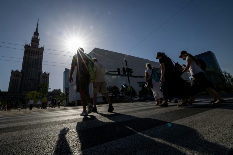 Des piétons dans une rue de Varsovie, le 27 juin 2026 en Pologne, lors d'une vague de chaleur en Europe