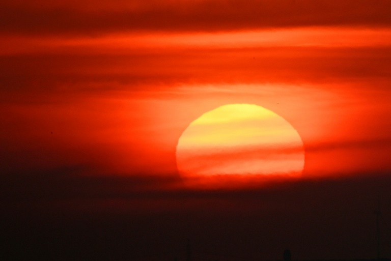 Le soleil se lève sur le mont Drachenberg, à Berlin, le 28 juin 2026  où les températures devraient avoisiner les 40°C en pleine vague de chaleur en Europe