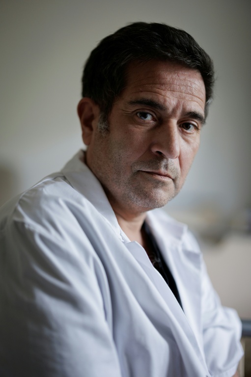 Le psychiatre hospitalier Fayçal Mouaffak, fondateur du Centre renforcé d'urgences psychiatriques au sein de l'hôpital Delafontaine à Saint-Denis en Seine-Saint-Denis, y pose pour un portrait le 17 juin 2026