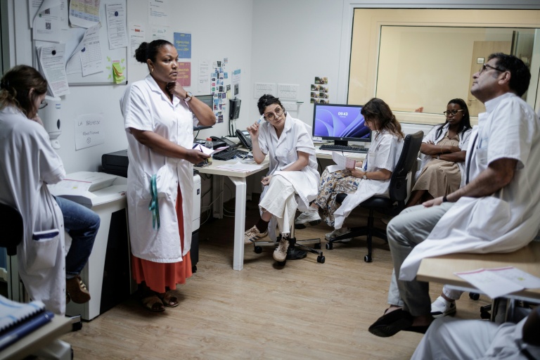 Réunion des soignants au Centre renforcé d'urgences psychiatriques, au sein de l'hôpital Delafontaine de Saint-Denis en Seine-Saint-Denis, avec le dr Fayçal Mouaffak, chef de secteur, assis à droite, et la dr Nadia Cheffi, cheffe du Crup, assise au centre, le 17 juin 2026 