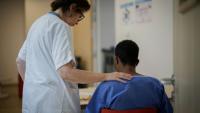 Une aide-soignante encourage un patient pour qu'il s'alimente en salle des repas du Centre renforcé d'urgences psychiatriques de l'hôpital Delafontaine à Saint-Denis en Seine-Saint-Denis le 17 juin 2026