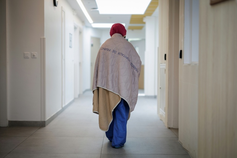 Une patiente déambule dans le couloir du Centre renforcé d'urgences psychiatriques à l'hôpital Delafontaine de Saint-Denis en Seine-Saint-Denis, dispositif pionnier conçu pour apaiser les patients arrivés en crise aux urgences générales, le 17 juin 2026 
