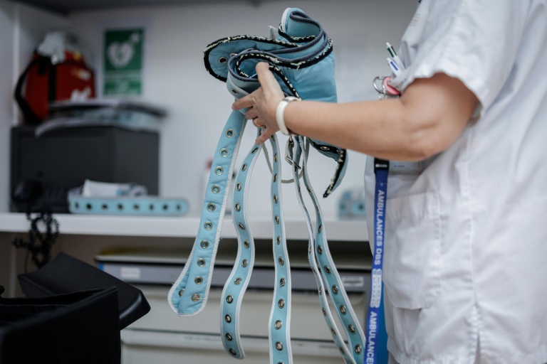 Une soignante manipule des sangles au Centre renforcé d'urgences psychiatriques à l'hôpital Delafontaine de Saint-Denis en Seine-Saint-Denis, où la consigne est de n'utiliser la contention qu'en tout dernier recours, le 17 juin 2026