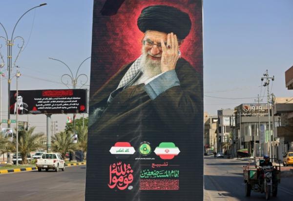 Un portrait du guide suprême iranien défunt Ali Khamenei, à la veille de son cortège funèbre dans la ville sainte de Kerbala, le 7 juillet 2026 en Irak