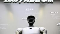 Un robot télécommandé du groupe chinois Unitree est exposé au Centre d’expérience d’intelligence incarnée de Unitree Robotics, dans le district de Jing’an à Shanghai, le 19 août 2026
