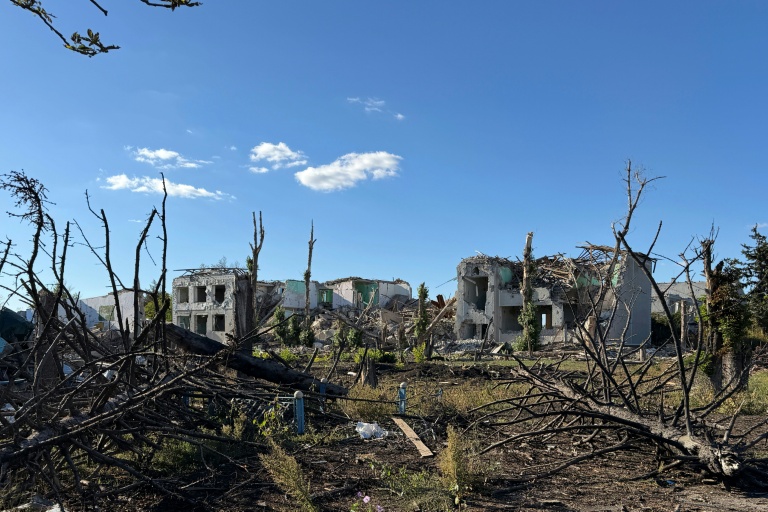 Des bâtiments détruits dans le village de Malomykhaylivka, dans la région de Dnipropetrovsk, le 2 octobre 2026