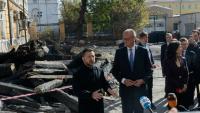 Le président ukrainien Volodymyr Zelensky (G) et le chancelier allemand Friedrich Merz (D) lors d'une visite du bâtiment endommagé de l'Académie des sciences de Kiev, le 4 octobre 2026 