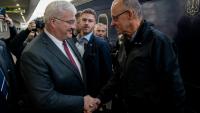 Sur cette photo de presse prise et diffusée par le ministère ukrainien des Affaires étrangères le 4 octobre 2026, le ministre ukrainien des Affaires étrangères, Andrii Sybiha (G), accueille le chancelier allemand Friedrich Merz (D) dans une gare de Kiev