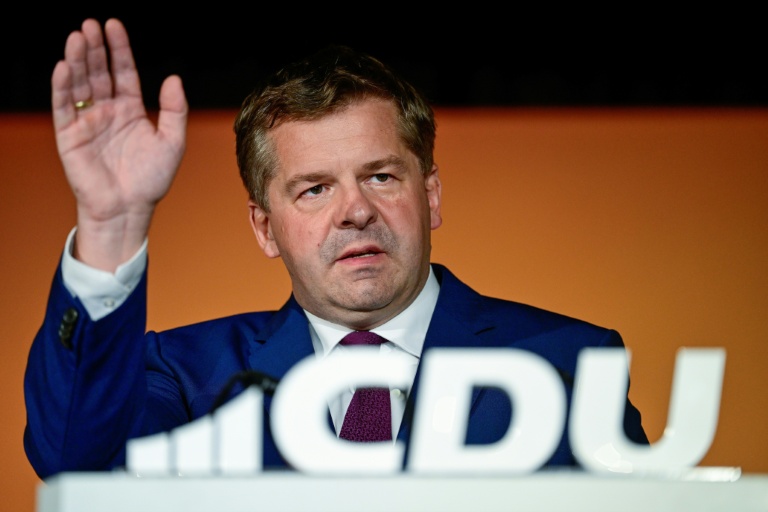 Sven Schulze, ministre-président de Saxe-Anhalt et tête de liste du parti conservateur Union chrétienne-démocrate (CDU) pour les élections régionales, salue ses partisans après l'annonce des résultats des sondages de sortie des urnes lors de la soirée électorale de la CDU à Magdebourg, le 6 septembre 2026 dans l'est de l'Allemagne