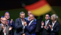 Ulrich Siegmund (3e g), tête de liste du parti d'extrême droite Alternative pour l'Allemagne (AfD) pour les élections régionales en Saxe-Anhalt, félicité par le coprésident de l'AfD Tino Chrupalla (c) et la coprésidente Alice Weidel (d) lors de la soirée électorale du parti à Magdebourg, dans l'est de l'Allemagne, le 6 septembre 2026