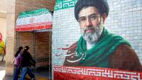 Des Iraniennes passent devant un portrait du nouveau guide suprême iranien, le 6 mai 2026 à Téhéran