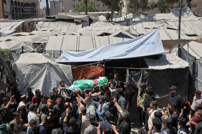 Le corps d'Ezzedine Al-Haddad, chef de la branche armée du Hamas, tué lors d'une frappe israélienne nocturne avec des membres de sa famille, lors de ses funérailles à Gaza, le 16 mai 2026