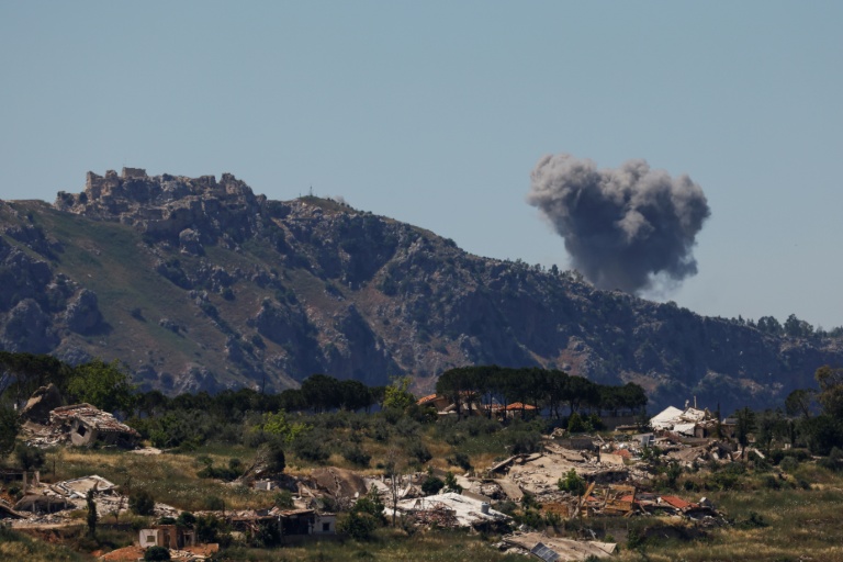 La fumée d'une frappe aérienne israélienne, près du château de Beaufort, dans le sud du Liban, vue depuis une position de l'autre côté de la frontière, en Haute Galilée, dans le nord d'Israël, le 4 juin 2026