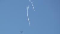 Un avion de combat israélien largue des fusées éclairantes alors qu'il survole la région de Marjayoun, dans le sud du Liban, le 4 juin 2026