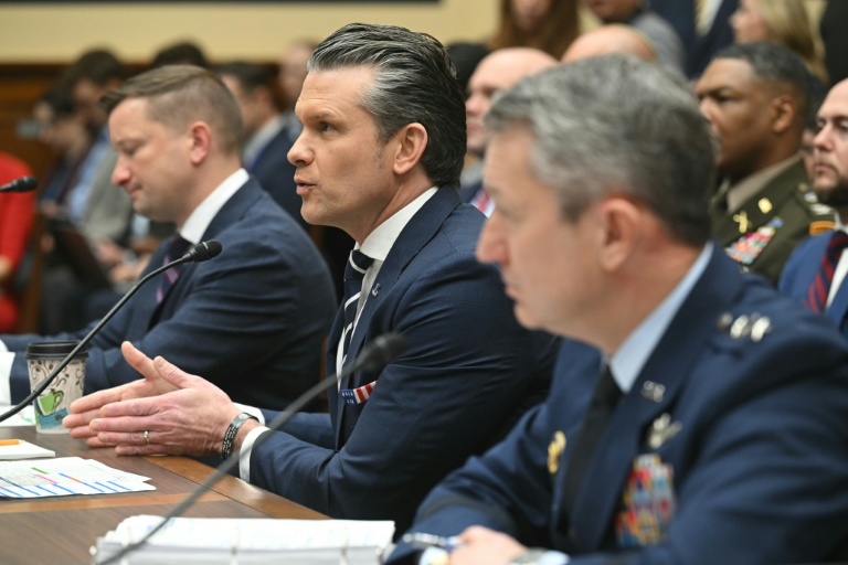 Le secrétaire américain à la Défense, Pete Hegseth (c) et le chef d'état-major de l'armée américaine, le général Dan Caine, témoignent devant la commission des forces armées de la Chambre des représentants des États-Unis lors d'une audition au Capitole, le 29 avril 2026 à Washington