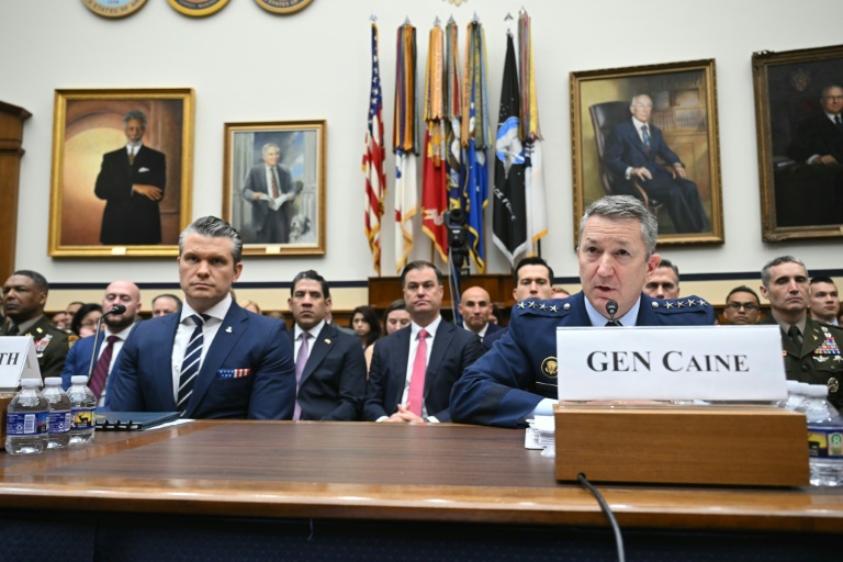 Le secrétaire américain à la Défense, Pete Hegseth (g) et le chef d'état-major de l'armée américaine, le général Dan Caine, témoignent devant la commission des forces armées de la Chambre des représentants des États-Unis lors d'une audition au Capitole, le 29 avril 2026 à Washington