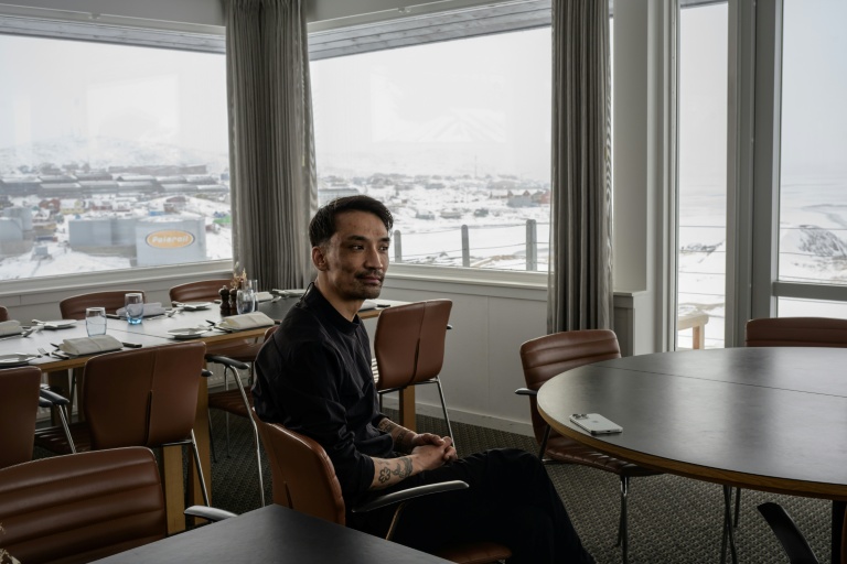 Le chef Habi Khaliqdad dans la salle de restaurant de l'hôtel Arctic, à Ilulissat, au Groenland, le 18 mars 2026