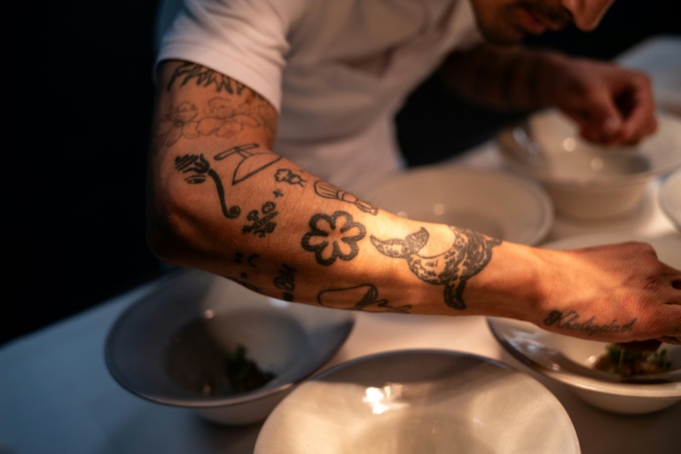 Le chef Habi Khaliqdad dans le restaurant Ulo, à Ilulissat, au Groenland, le 18 mars 2026
