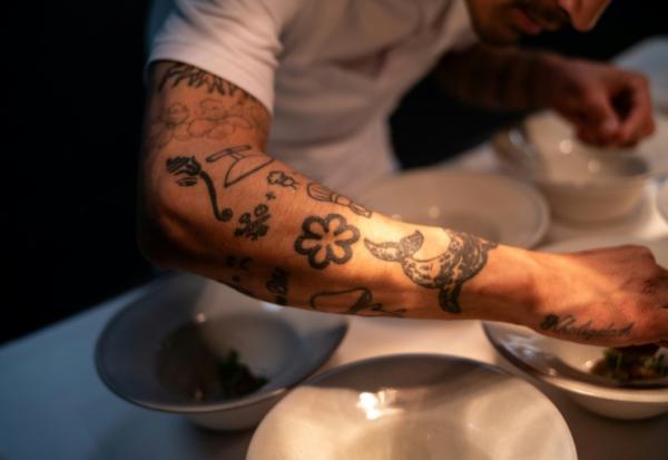 Le chef Habi Khaliqdad dans le restaurant Ulo, à Ilulissat, au Groenland, le 18 mars 2026