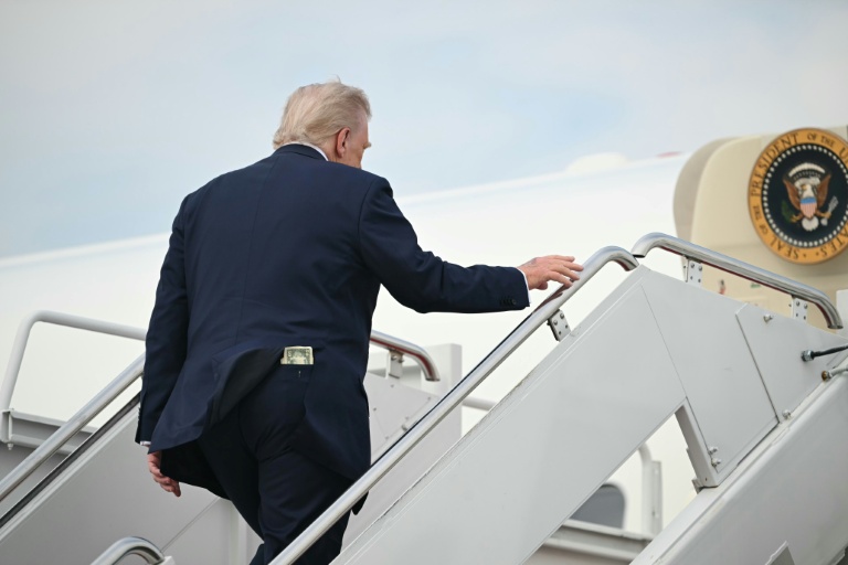 Donald Trump avec un billet de 50 dollars dans sa poche arrière, près de Washington en mai 2025