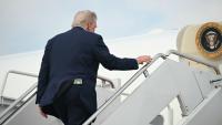 Donald Trump avec un billet de 50 dollars dans sa poche arrière, près de Washington en mai 2025
