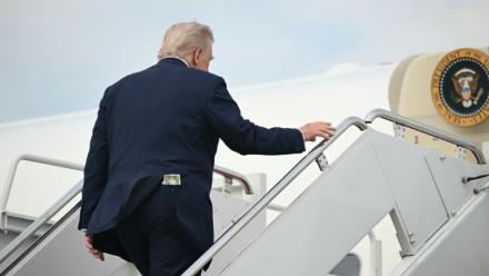 Donald Trump avec un billet de 50 dollars dans sa poche arrière, près de Washington en mai 2025