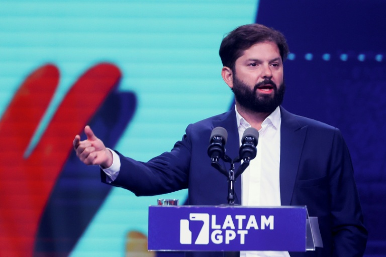 Le président chilien Gabriel Boric s'exprime lors de la cérémonie de lancement de la plateforme Latam-GPT à Santiago, le 10 février 2026