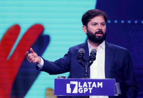 Le président chilien Gabriel Boric s'exprime lors de la cérémonie de lancement de la plateforme Latam-GPT à Santiago, le 10 février 2026