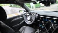 Un robotaxi sans conducteur développé par Baidu circule dans une rue de Wuhan, dans la province du Hubei, le 1er août 2024 dans le centre de la Chine