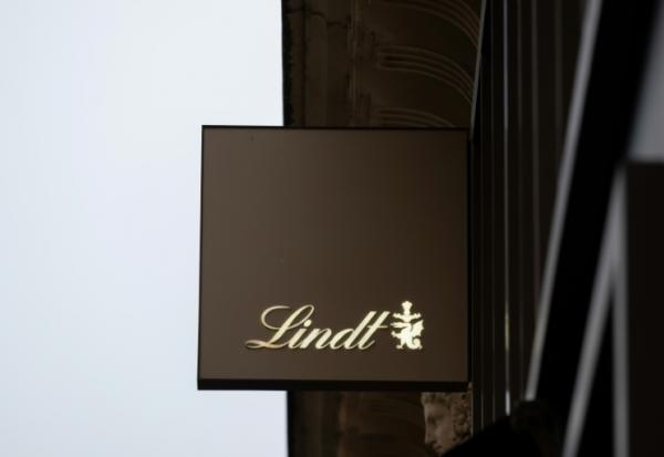 Enseigne du chocolatier suisse Lindt, à Paris le 14 décembre 2025.
