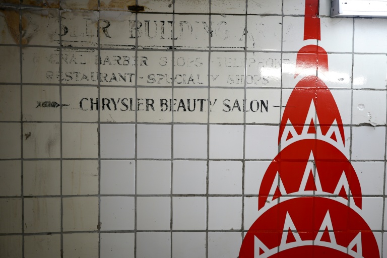 Des inscriptions partiellement effacées dans un tunnel du Chrysler Building menant à la station de métro Grand Central, dans le quartier de Manhattan à New York, le 7 octobre 2026