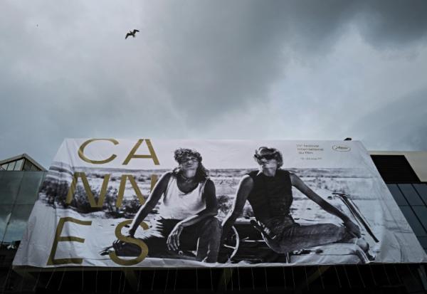Affiche du festival de Cannes au fronton du Palais des Festivals, le 10 mai 2026 à Cannes