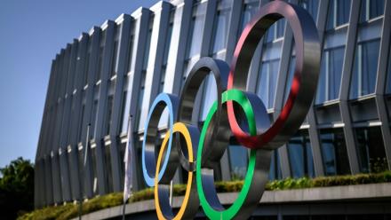 Les cinq anneaux du drapeau olympique, devant la Maison olympique de Lausanne, le 22 juin 2026