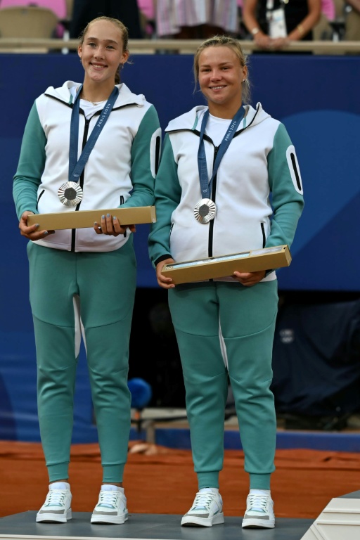 Les Russes Mirra Andreeva et Diana Shnaider, sous bannière neutre le 4 août 2024 après leur défaite en finale de l'épreuve de tennis en double lors des JO-2024 à Paris